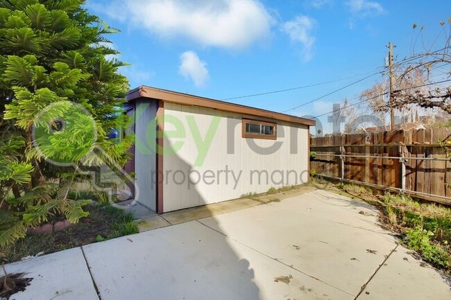 Building Photo - 809 N Hobson Ave