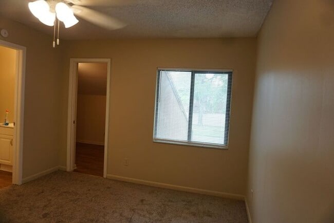 Building Photo - 2 Bedroom 2 Bath Townhouse Near NAS Jax