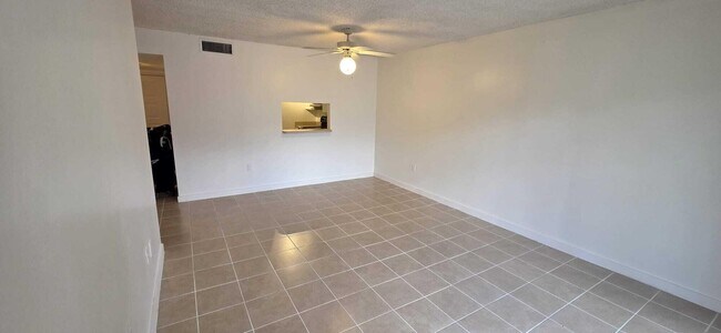 Building Photo - 711 N Pine Island Rd