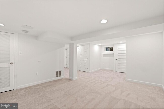 Building Photo - 700 Little St