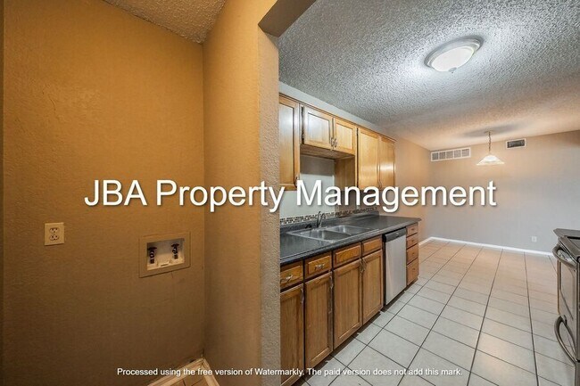 Building Photo - 807 White Rock St