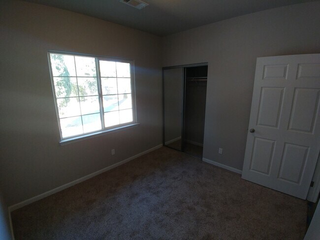 Building Photo - 3 Bedroom 2 Bathroom Home