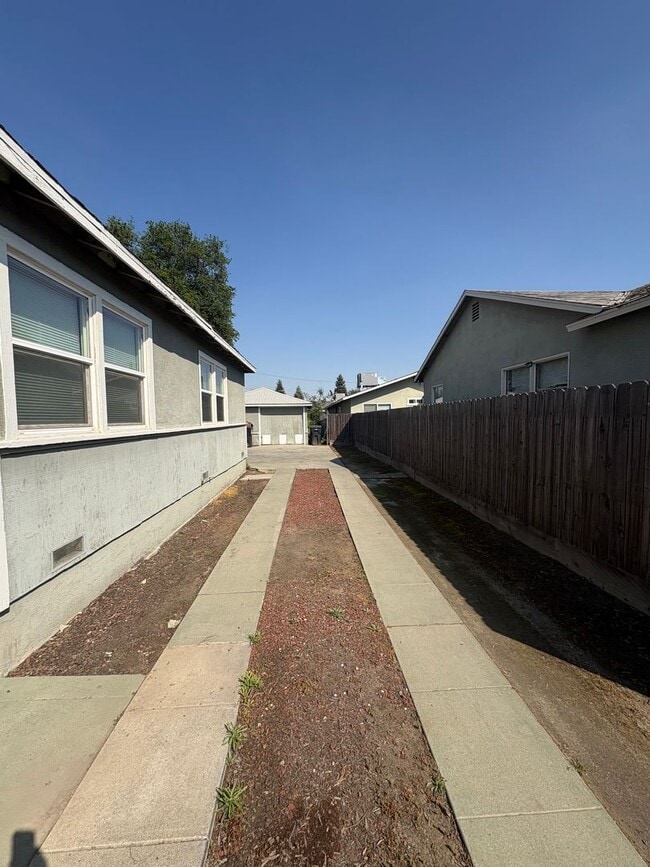 Building Photo - Cozy Home On Spacious Lot near Ballpark Rent Ready!