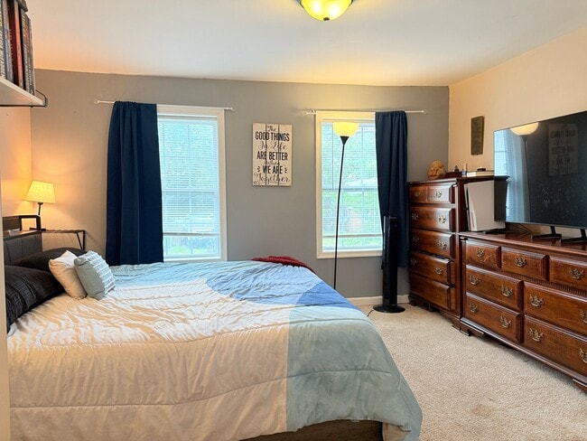 Building Photo - Modern Charm & Walkable Downtown Living in...