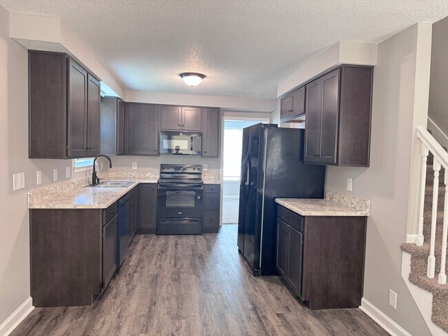 Building Photo - 130 Shady Maple Dr