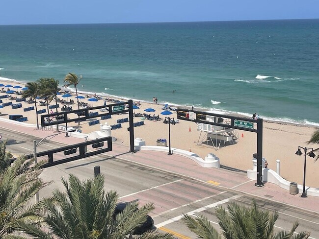 Building Photo - 3000 Riomar St