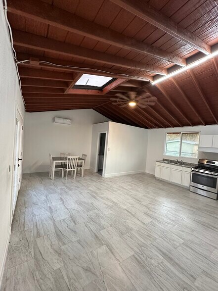 Building Photo - 4025 W Avenue L4