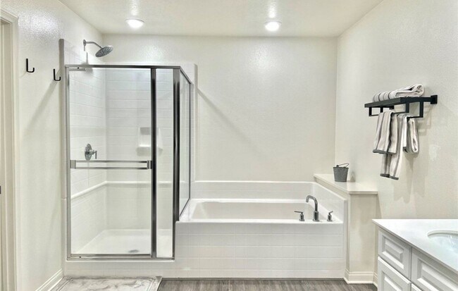 Building Photo - 3 Bdrm, 2.5 Ba Townhouse w/2 Car Attached Garage Available For Rent