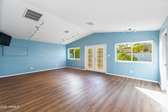 Building Photo - 6819 E Grandview Dr