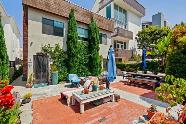 Building Photo - Privateer Duplex