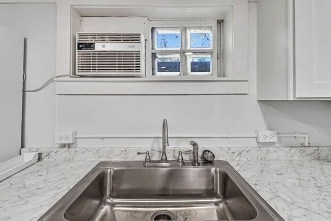 Building Photo - 1 Bed/1 bath Basement unit in Downtown Victorian Home!