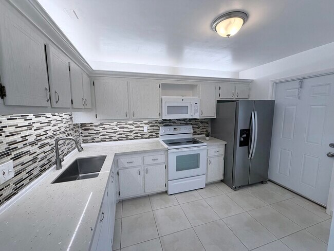 Building Photo - 1000 NE 14th Ave