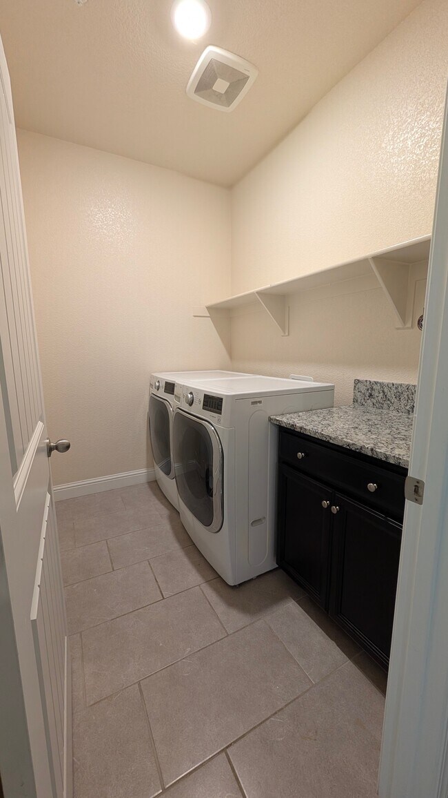 Building Photo - 2306 Malaspina Dr