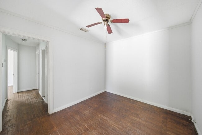Building Photo - 410 Live Oak St