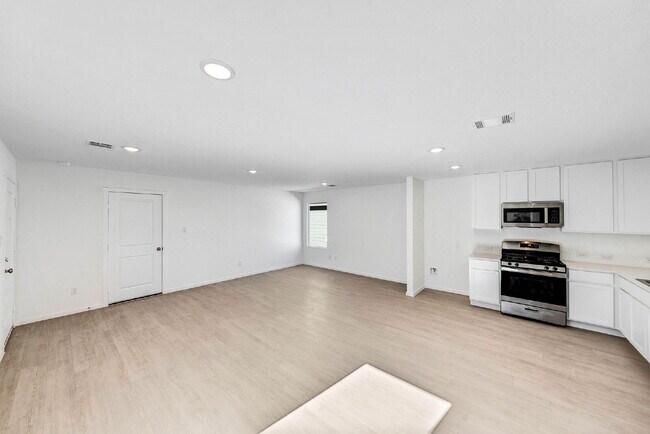 Building Photo - 1 MONTH FREE RENT WITH 18 - 24 MONTH LEASE!!! AVAILABLE THROUGH MAY ONLY! INTERNET INCLUDED!
