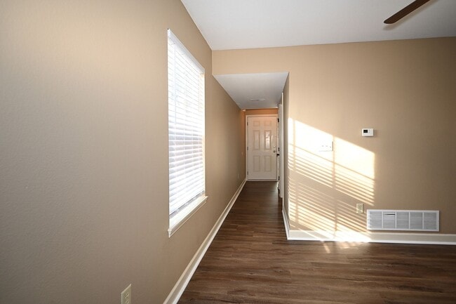 Building Photo - 3 Bedroom, 2.5 bath Townhome with 1 car garage!