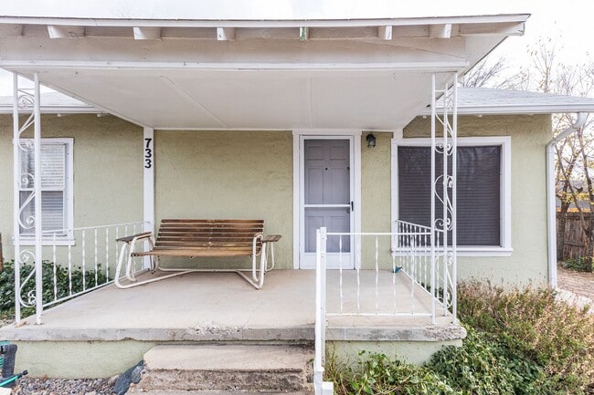 Building Photo - Adorable home on over-sized lot!