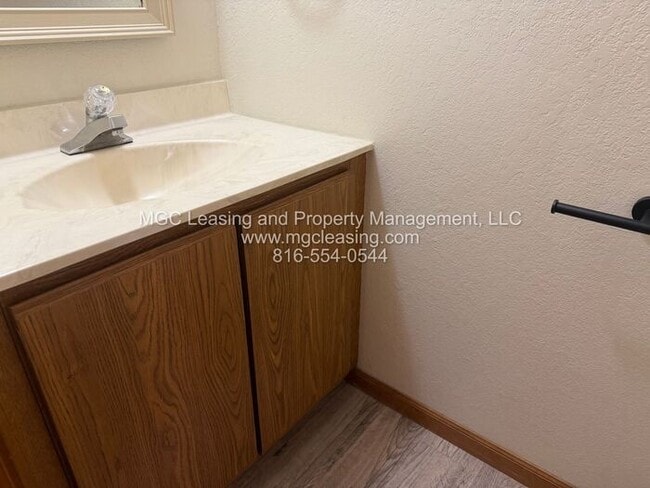 Building Photo - Peaceful Townhome with Private Patio by La...