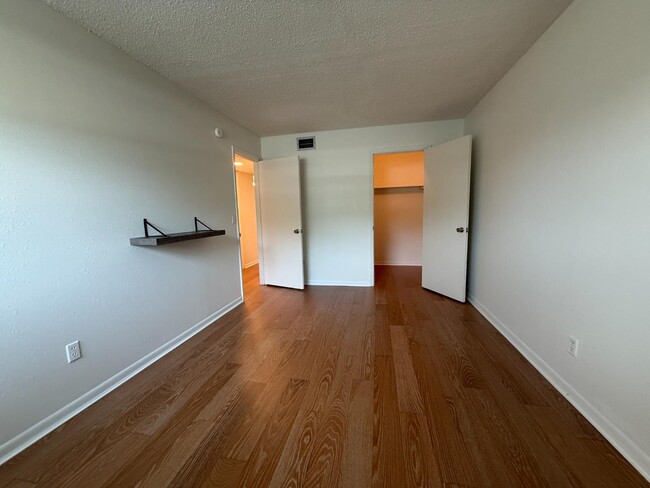 Building Photo - 2525 W Bay Dr