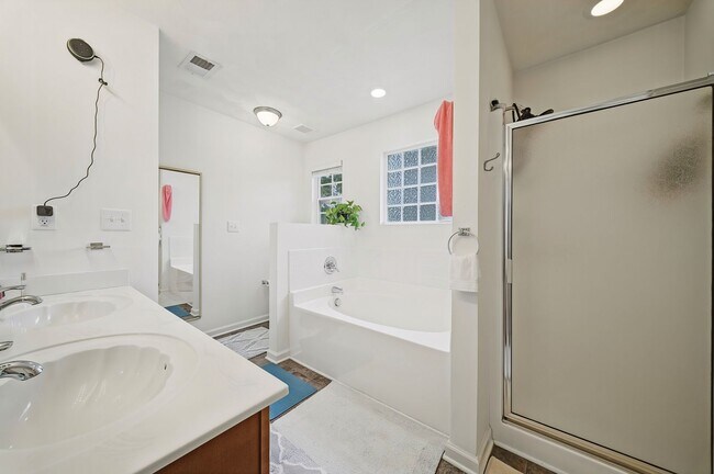 Building Photo - LARGE 4 BEDROOM HOME NEAR MILITARY BASE AND BAY