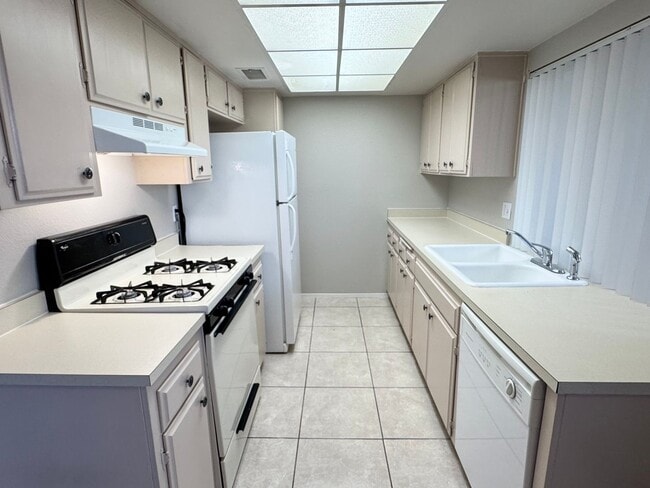 Building Photo - 1420 E Vegas Valley Dr