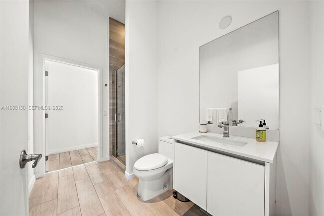 Building Photo - 1600 SW 1st Ave