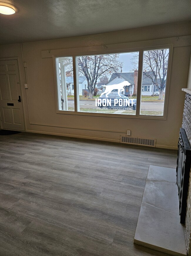 Building Photo - Move-in Special-Renovated 3bed/2bath home w/gas fireplace, garage, near downtown Caldwell.