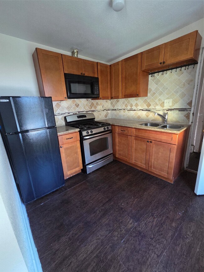Building Photo - 302 N 71st St