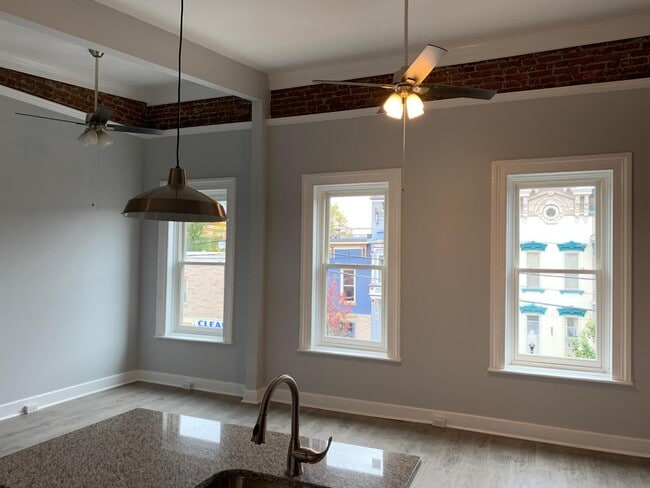 Building Photo - 293 Lark St