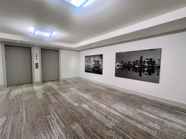 Building Photo - 729 Northwest Dr