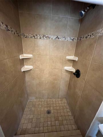 Building Photo - 422 Bella St