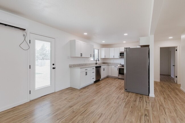 Building Photo - Newly Renovated 3 Bedroom 2 Bath Home