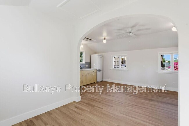 Building Photo - 525 W Lynwood St