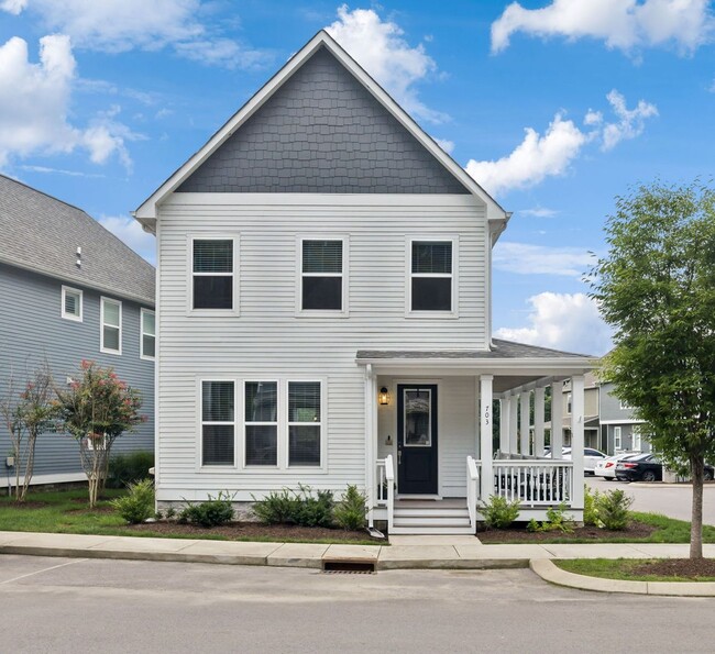 Primary Photo - Urban Living just minutes from Downtown Na...