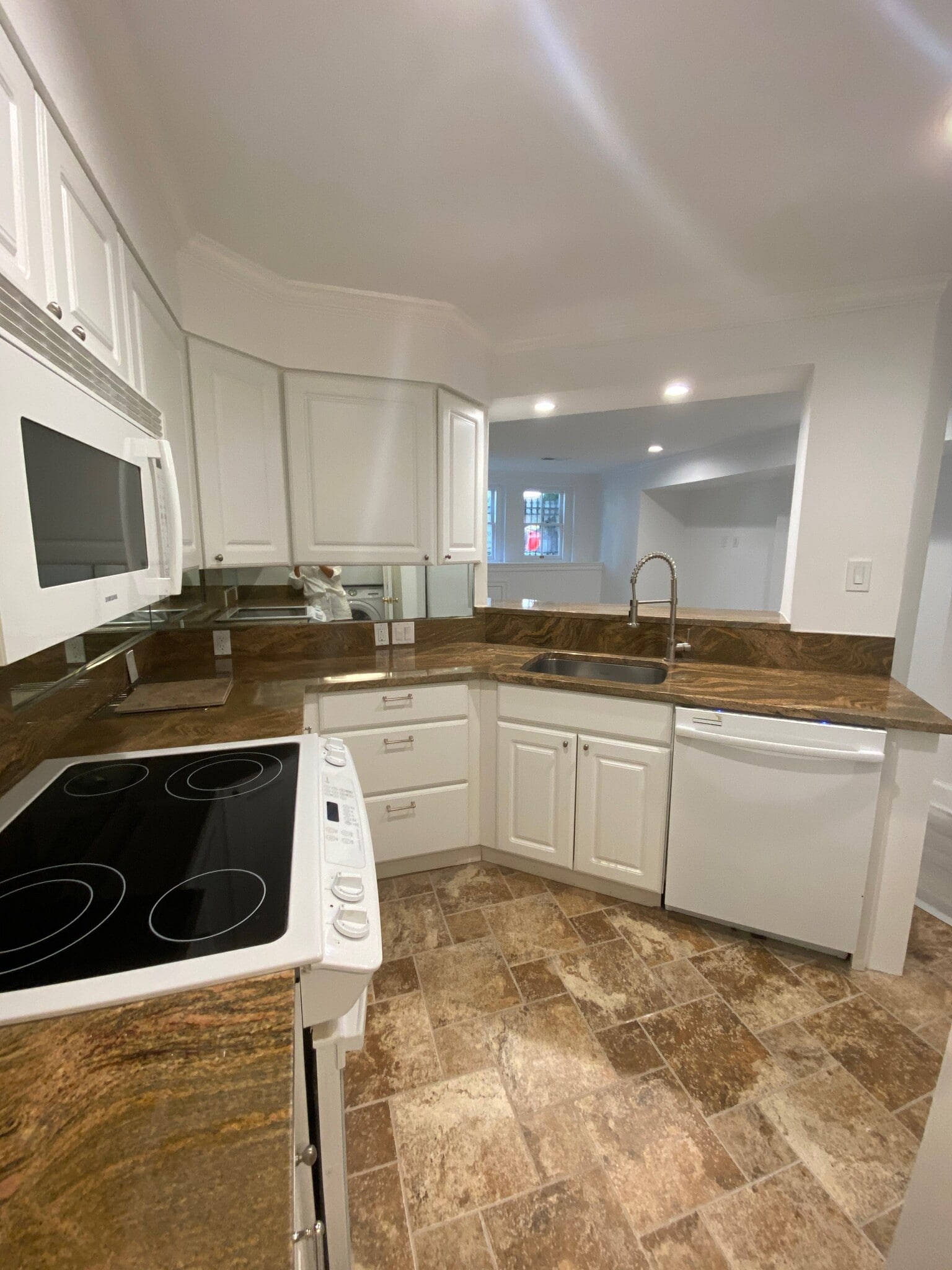 Kitchen - 2012 Hillyer Pl NW