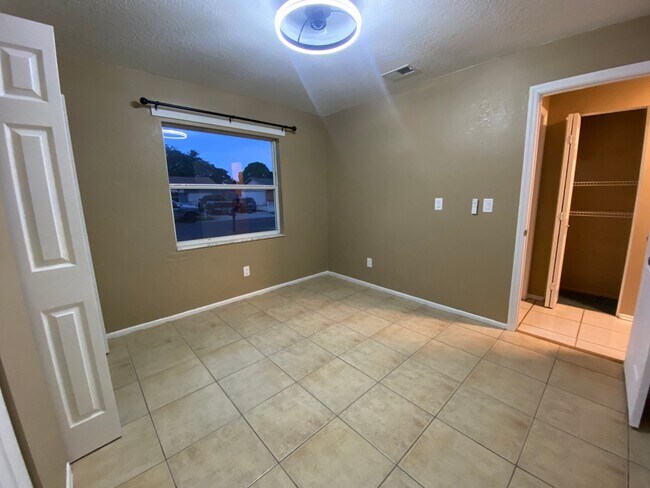 Building Photo - 10401 County Lake Dr