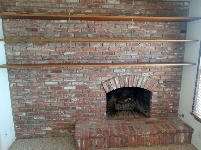 Building Photo - Fabulous 3 bedroom 2 bath tri-level home w...