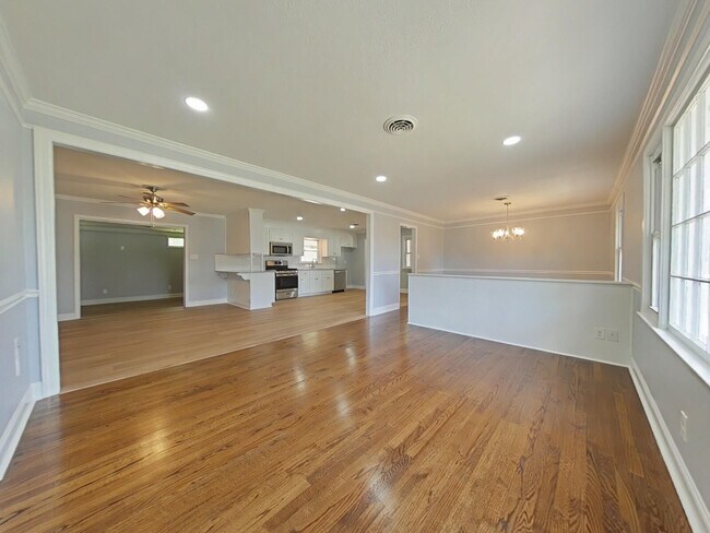 Building Photo - 117 Deerwood Dr