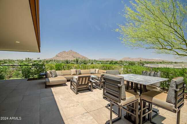 Building Photo - 7117 E Rancho Vista Dr