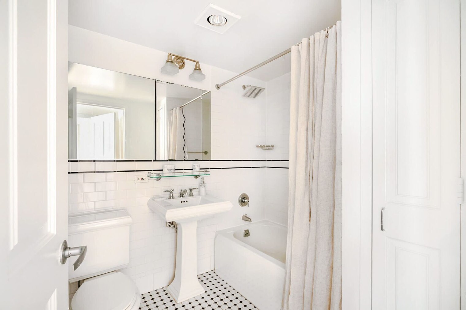 Building Photo - 350 W 43rd St