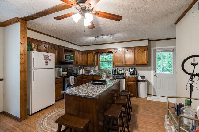 Building Photo - Awesome 5-Points corner Condo!