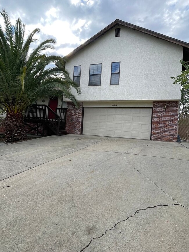 Primary Photo - COUNTRY OAKS SUBDIVSION LARGE 3 BED 2 BATH...