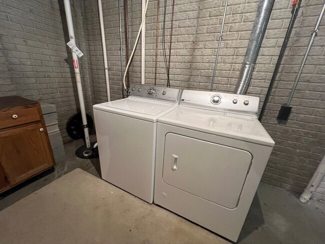 Building Photo - Immaculate 4 bed home in Bloomington