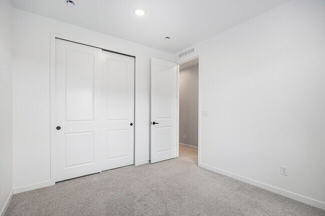 Building Photo - Sterling Ranch Stunner!!