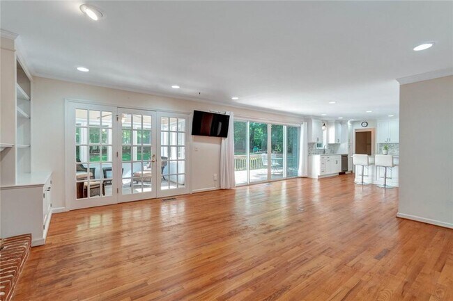 Building Photo - 295 Oakmere Rd