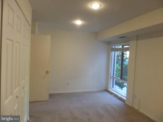 Building Photo - 1700 Oakwood Terrace
