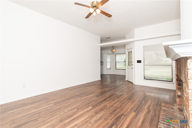 Building Photo - 214 Appaloosa Dr