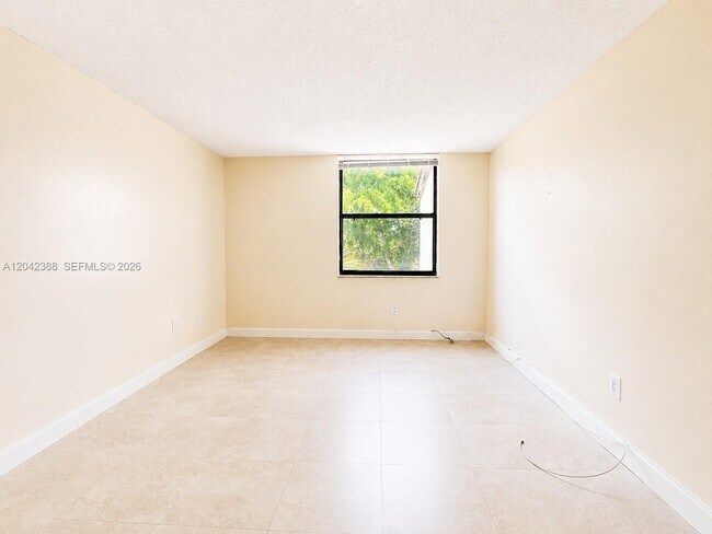 Building Photo - 14421 N Kendall Dr