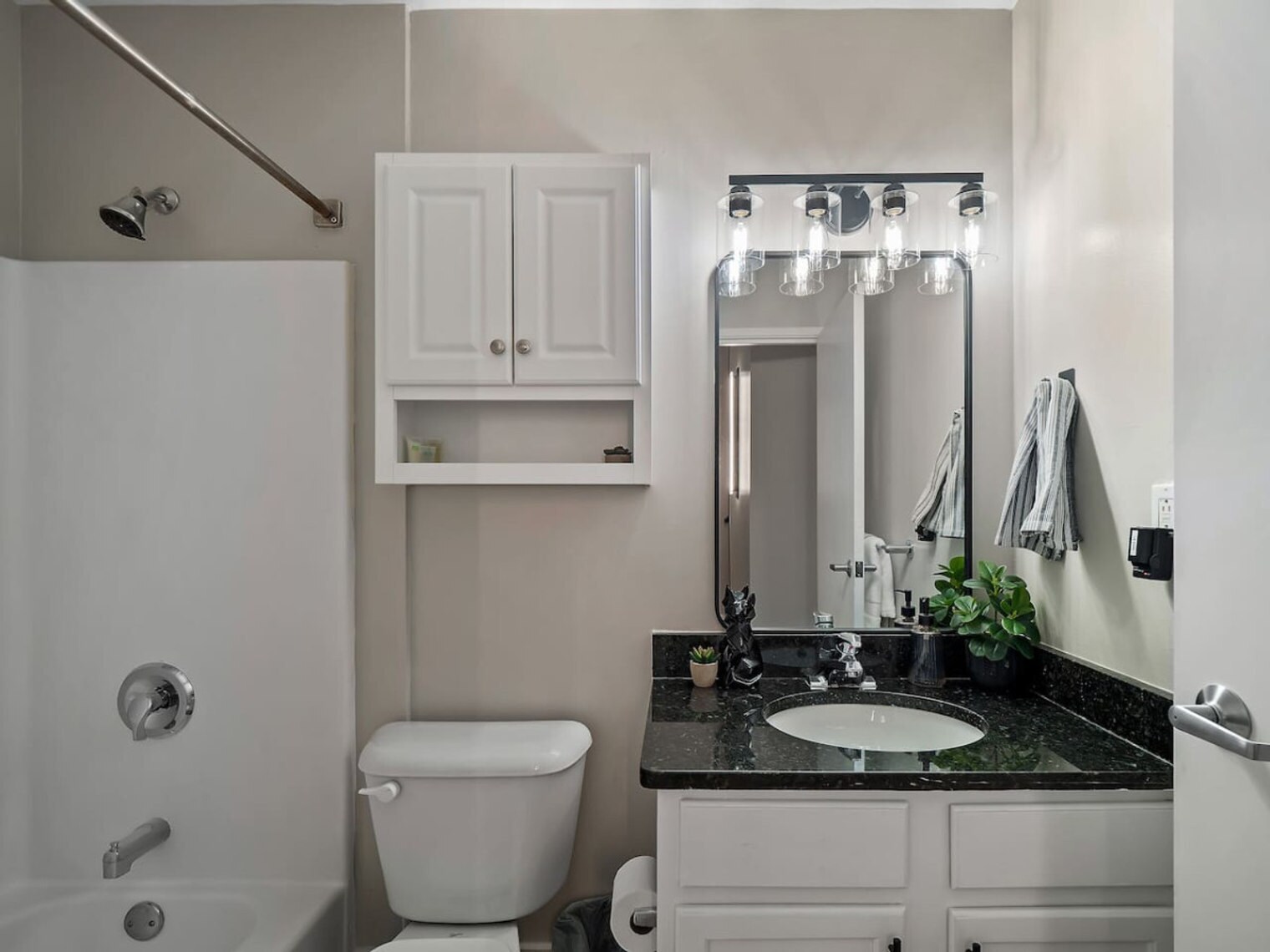 Building Photo - 1211 W 9th St