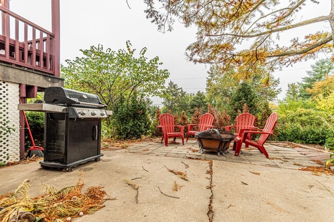 Building Photo - Large deck for entertaining guest or relaxing